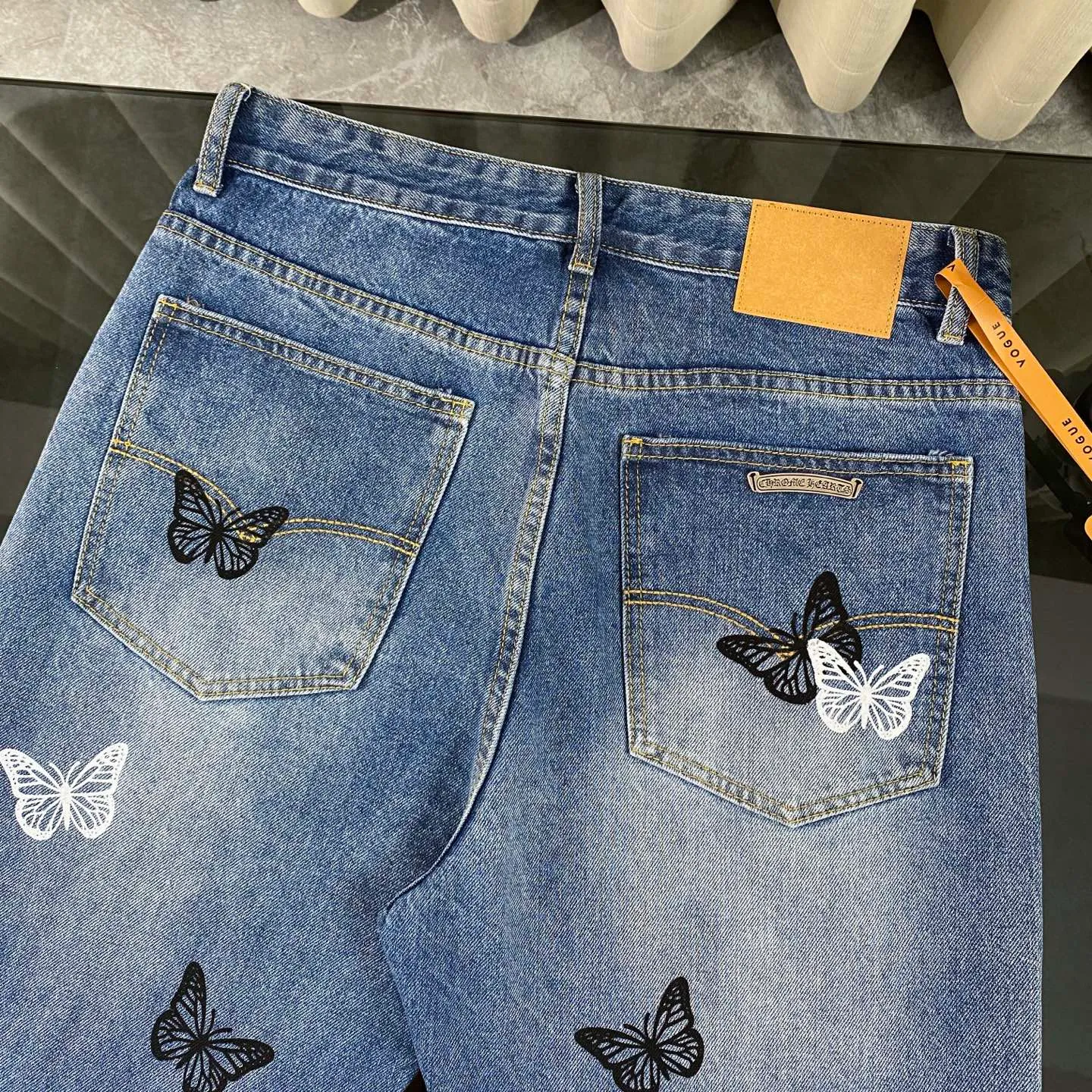 P230 Chrome Hearts 2025 new rare three-color butterfly print couple's washed loose jeans. High version, high version, top ceiling quality. Styles with different washed textures, very friendly to people with thin legs and thick legs. The straight version is very flattering to the leg shape. Moderate length that never goes out of style, easy to match with casual, basic styling for various styles, a must-have in the wardrobe! The fabric is stiff but also makes the upper body soft without losing texture. The washing process is even more perfect. It is a must-have item for everyone! ! ! Washed wheat, hang tag, pants label, three labels complete Color: blue Size: 28, 30, 32, 34